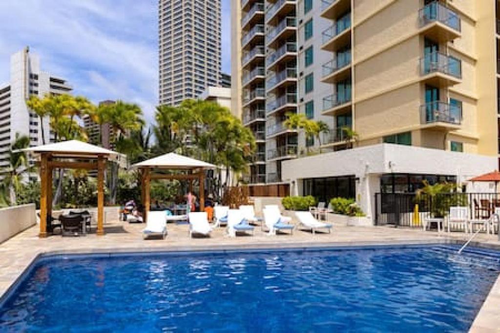 Minutes to Beach Pool Gym WFH Station Lanai image