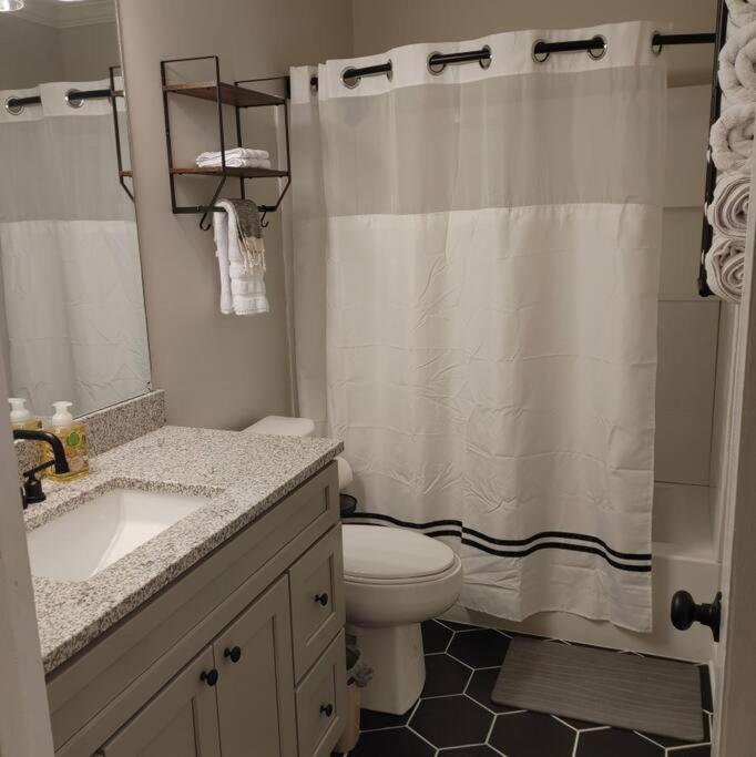 3BR Mid Century Modern Townhome on Parkway photo 4