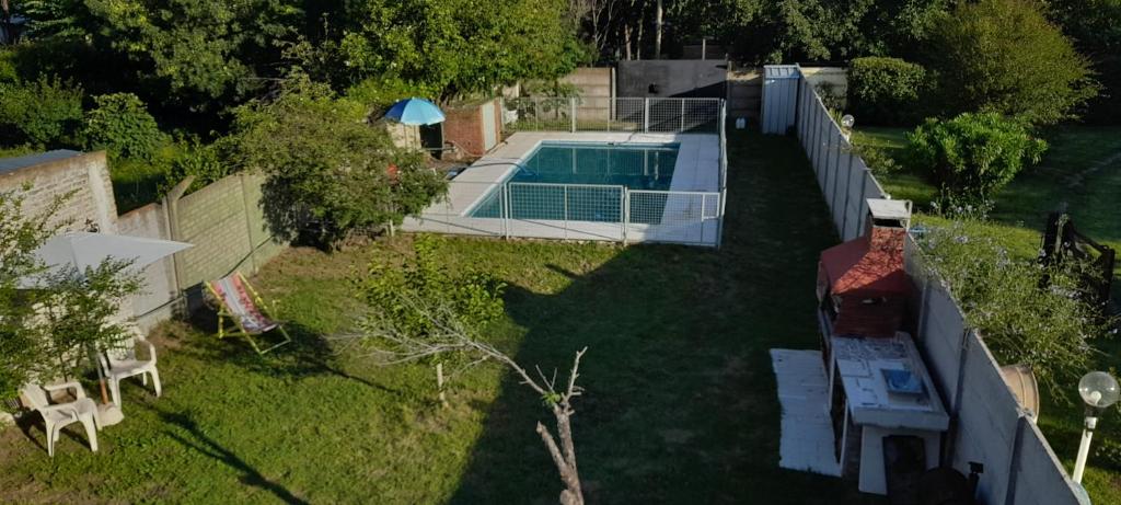 Casa con pileta, jardín, cochera y parrilla en Chascomús. Capac. 4 personas