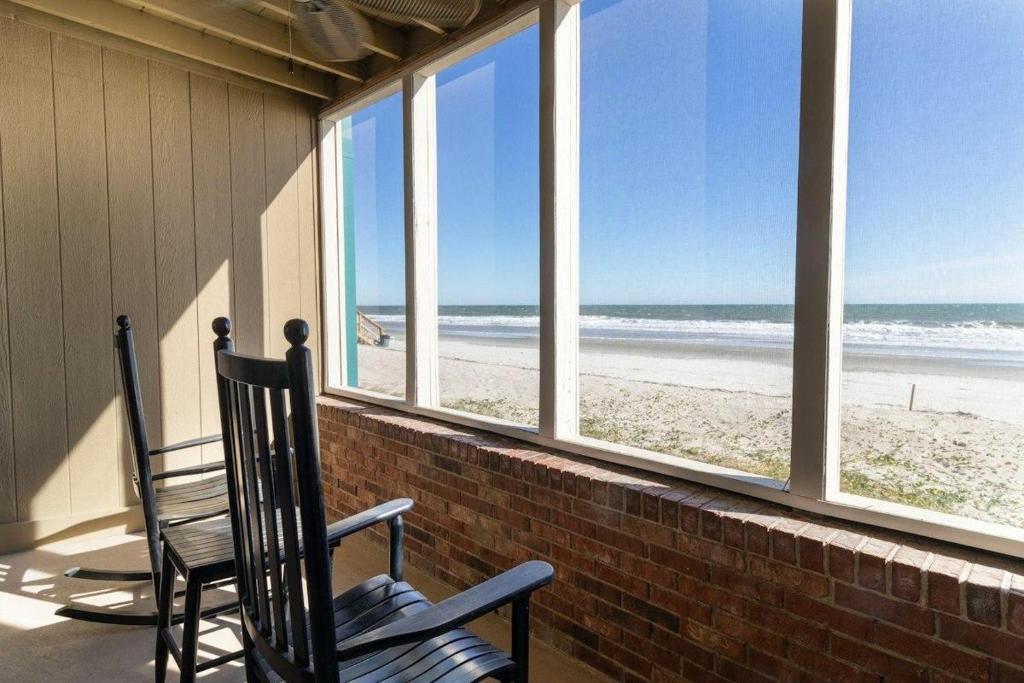 Oceanfront Studio with King Bed and Porch 1st Fl photo 1