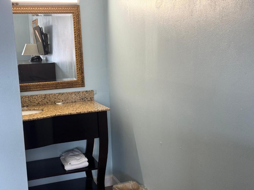 Red Carpet Inn & Suites - Danville photo 1