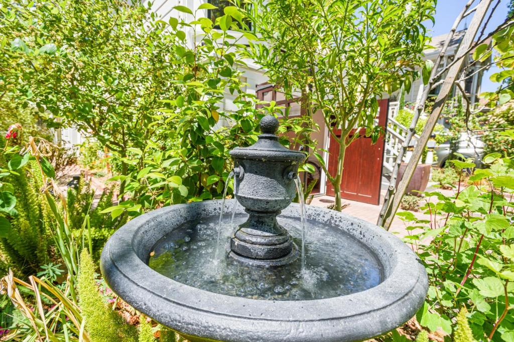 Minimalistic 1885 Queen Anne Cottage 2B-2B Upper Level Flat in Alameda photo 2