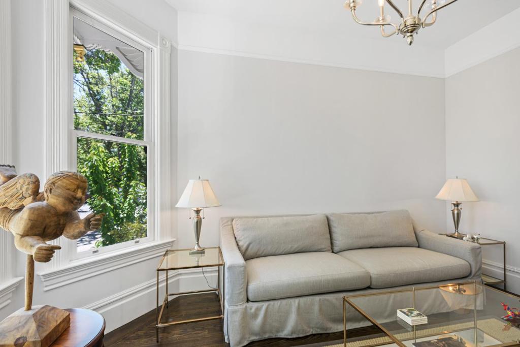 Minimalistic 1885 Queen Anne Cottage 2B-2B Upper Level Flat in Alameda photo 4