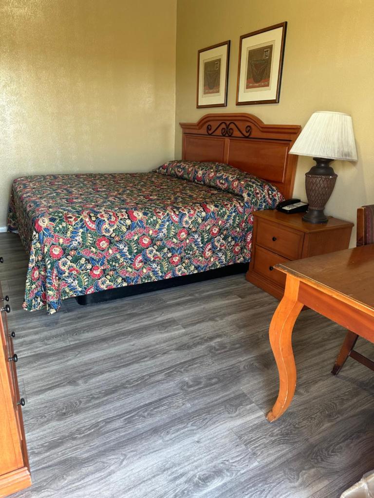 Economy inn photo 3