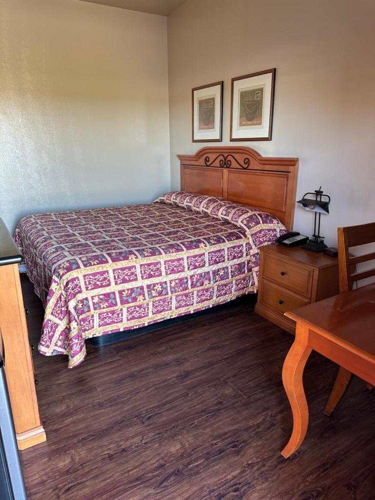 Economy inn photo 2