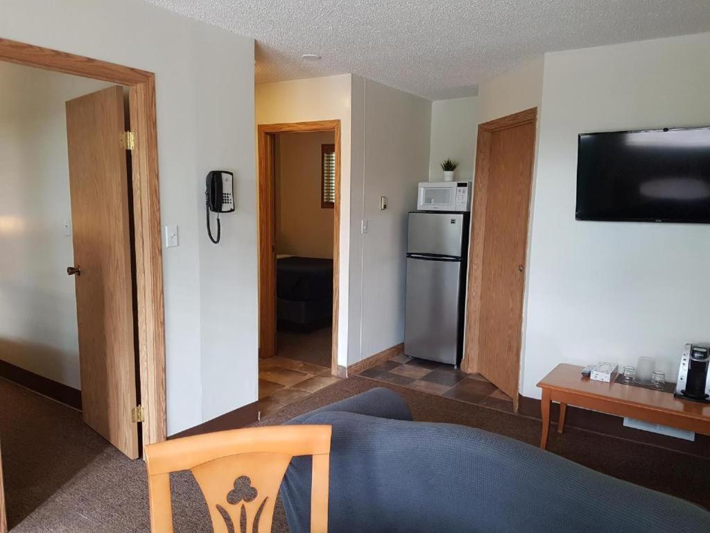 Pines Motel photo 1