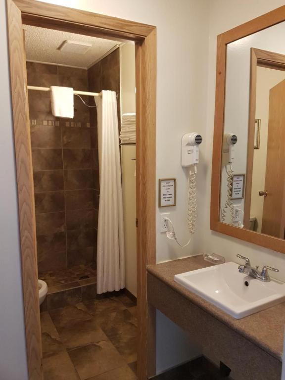 Pines Motel photo 2