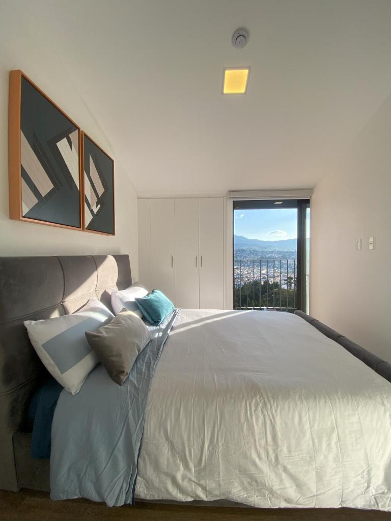 Suite 04 photo 2