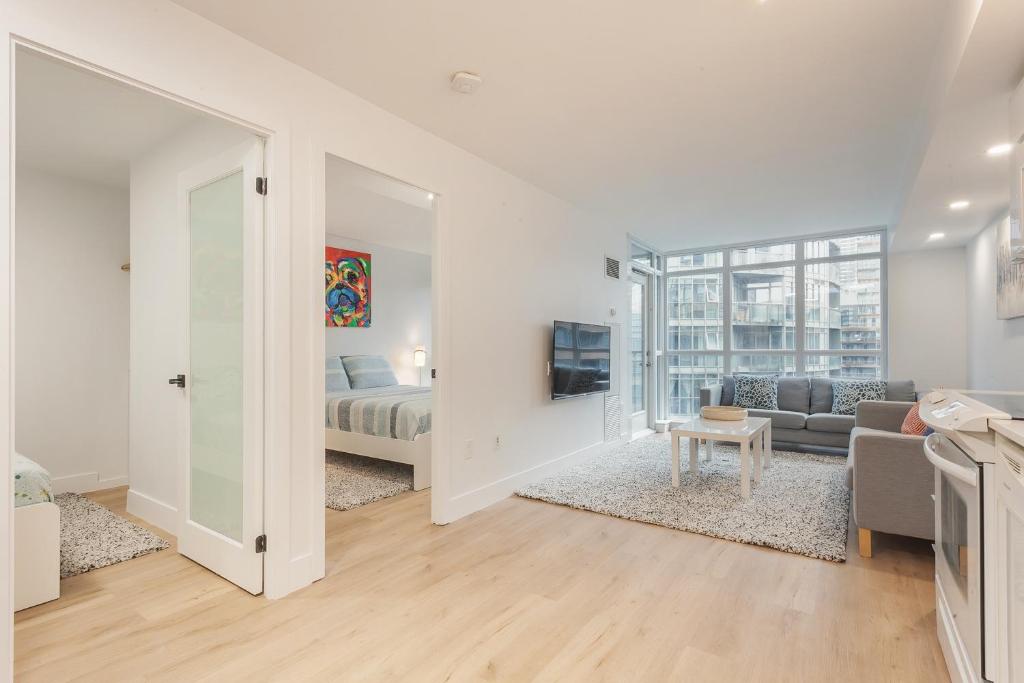 Cozy 2BR Close to CN Tower & Harbourfront photo 2