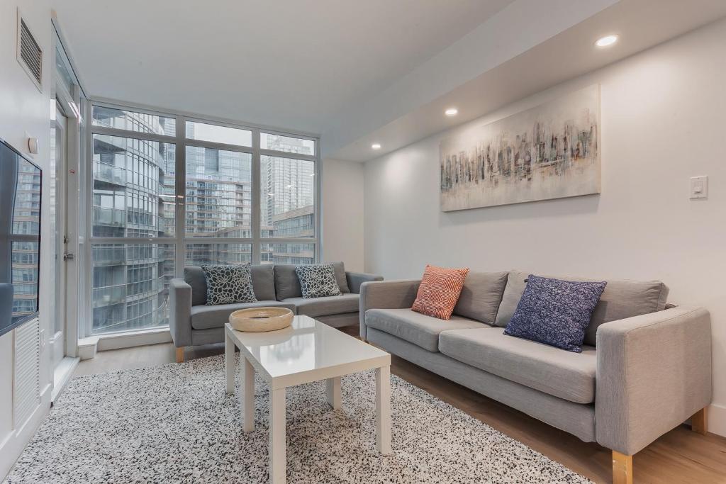 Cozy 2BR Close to CN Tower & Harbourfront