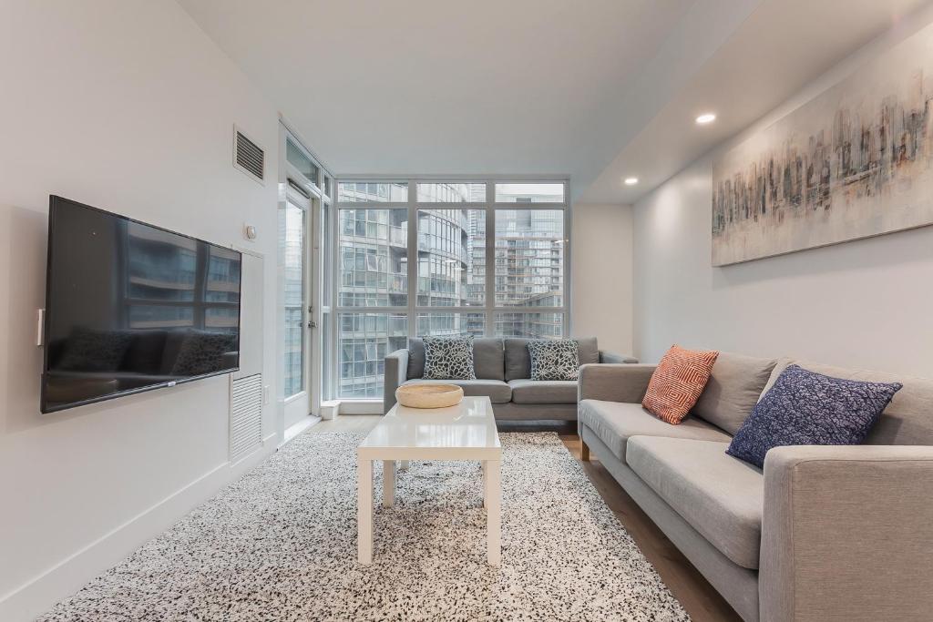 Cozy 2BR Close to CN Tower & Harbourfront photo 1