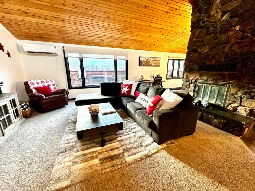Indoor pool, hot tub, sauna! photo 3
