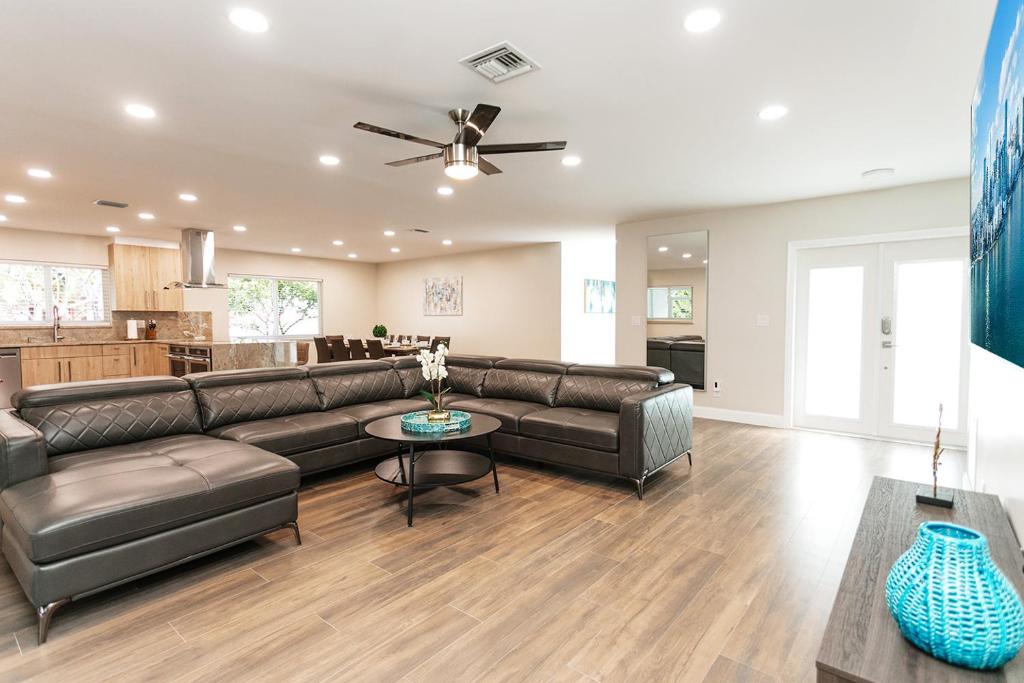 Luxury 4BR and 3BA Villa near Beach & Casino Heat Pool photo 3