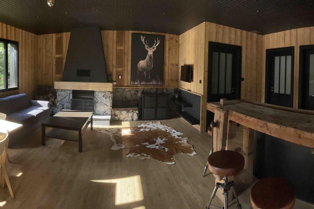 Chalet en forêt avec etang.