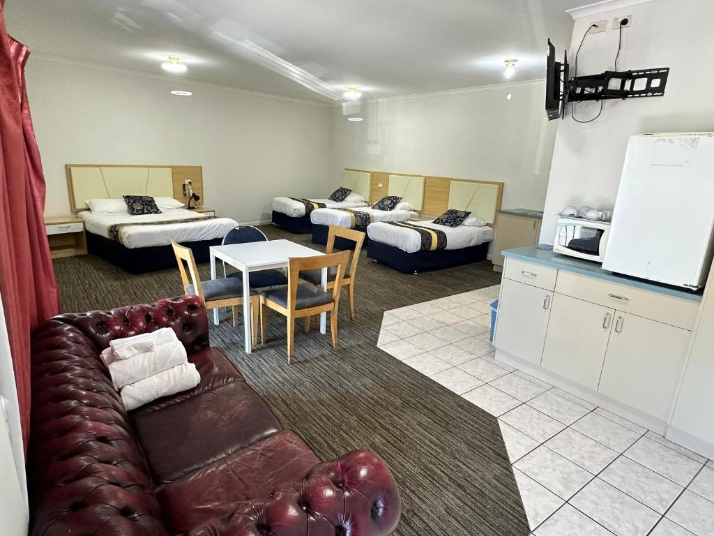 Jacksons Motor Inn - Tap to explore photos