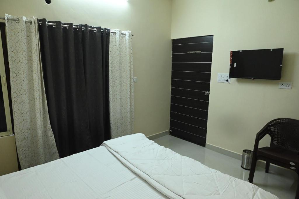 HOTEL DAKSHIT IN photo 1