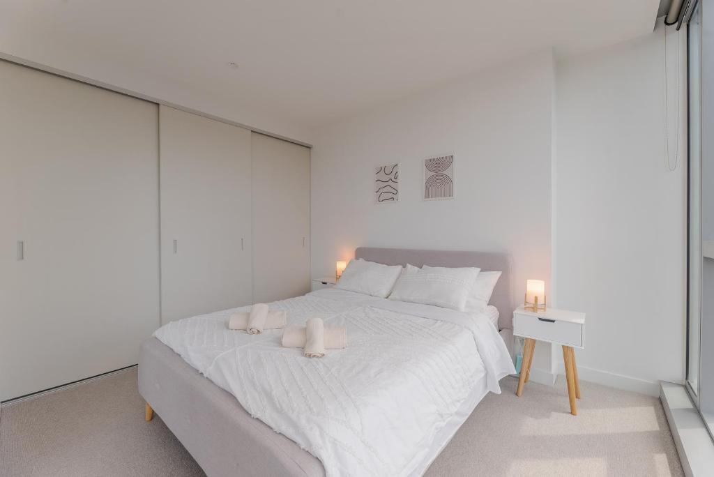 NEW Top Floor L70 CBD Luxury Apt photo 2