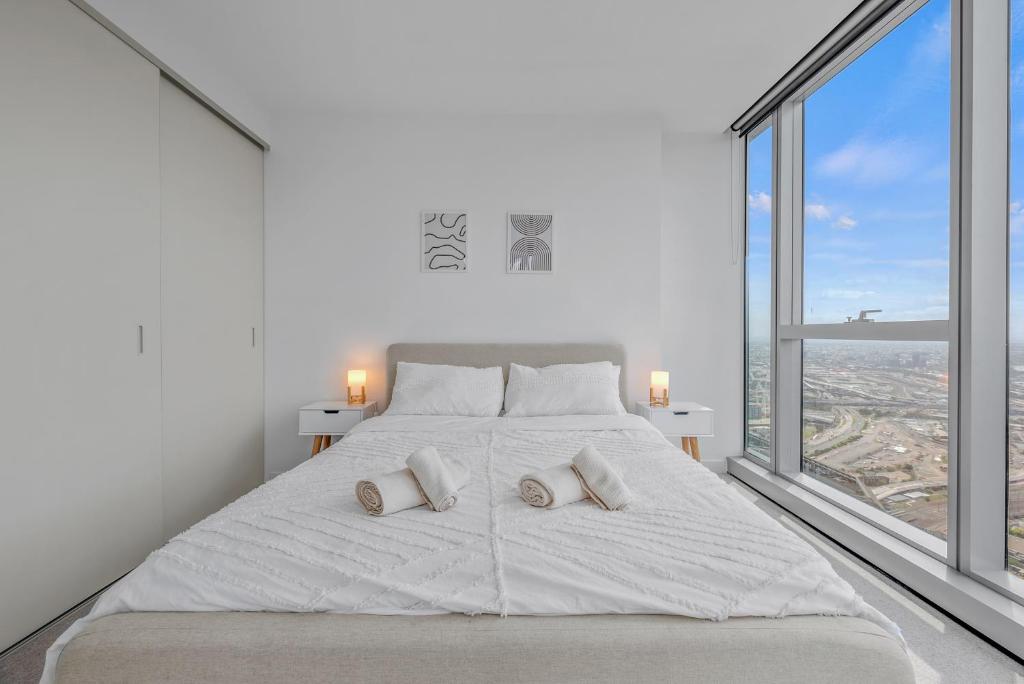 NEW Top Floor L70 CBD Luxury Apt photo 1