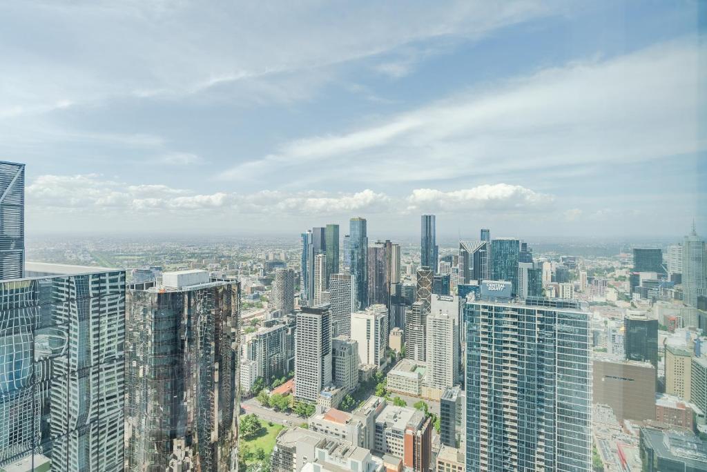 NEW Top Floor L70 CBD Luxury Apt photo 4