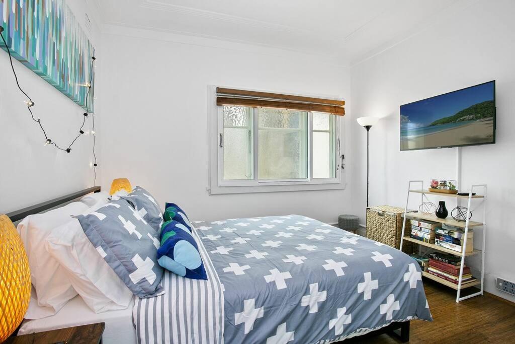 COOGEE BEACH HOUSE-100m to the beach-courtyard-AC photo 1
