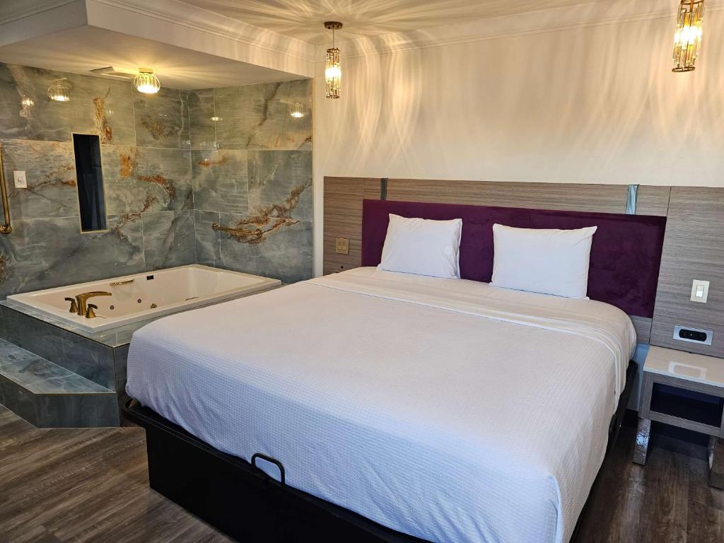 Travelodge by Wyndham Fullerton Near Anaheim image