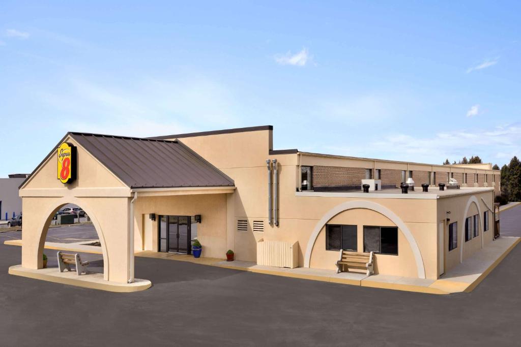 Super 8 by Wyndham Chambersburg I-81 image