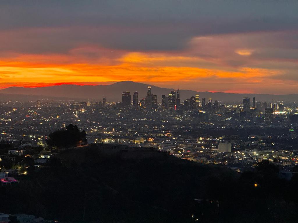 HOLLYWOOD HILLS JETLINER VIEWS at STUDIO 1080 HOLLYWOOD photo 3