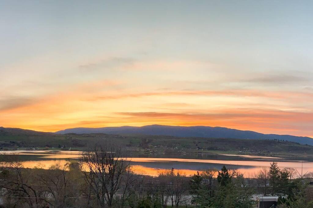 Lakeviews, big yard/deck, minutes to Silver Star/Golf/Wineries. photo 3