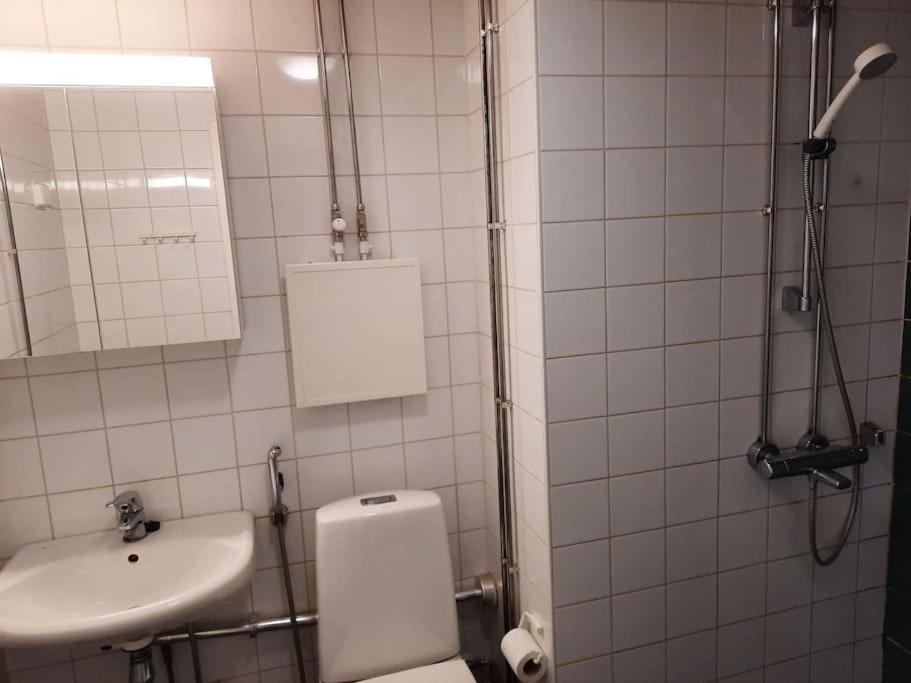50m2 Apartment FREE Parking and Laundry, 20min to Center photo 2