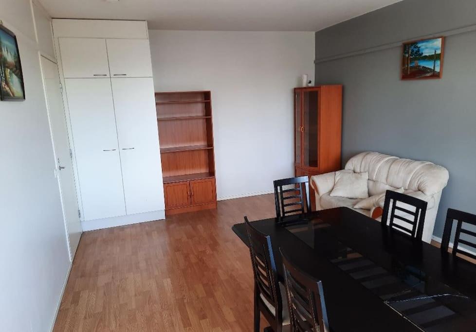 50m2 Apartment FREE Parking and Laundry, 20min to Center photo 4