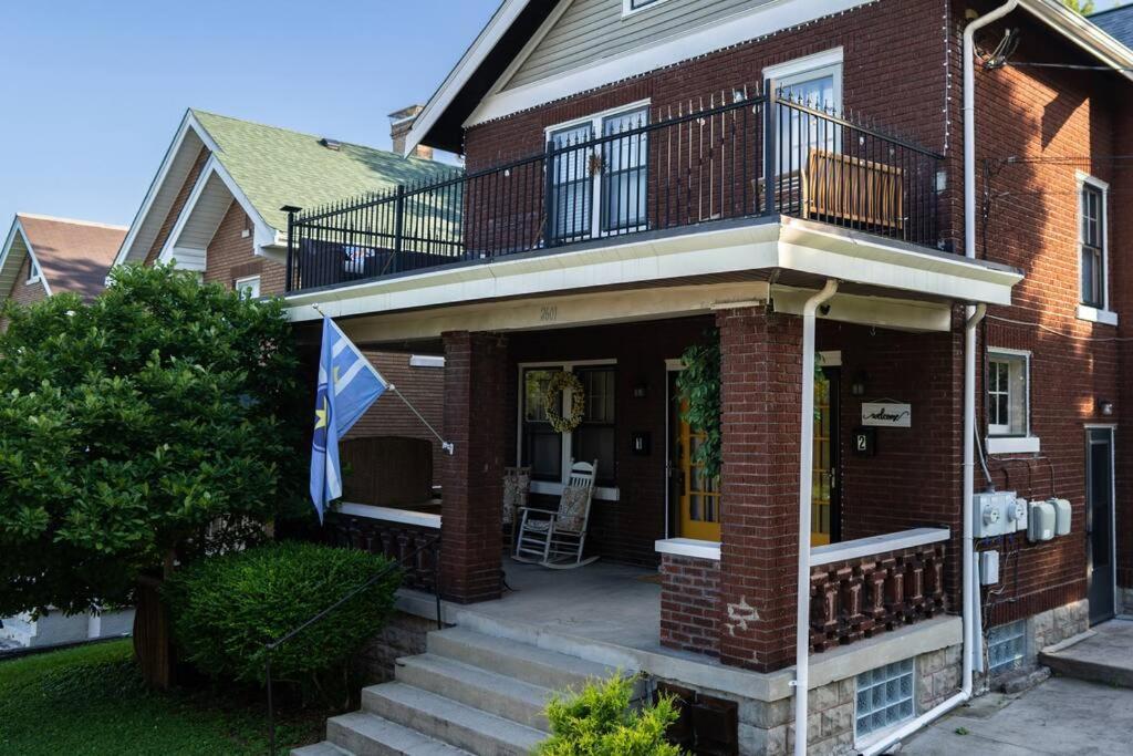 Townhouse - Private 2nd Floor unit with Patio image