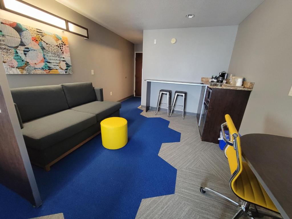Microtel Inn & Suites by Wyndham Bluffs photo 4