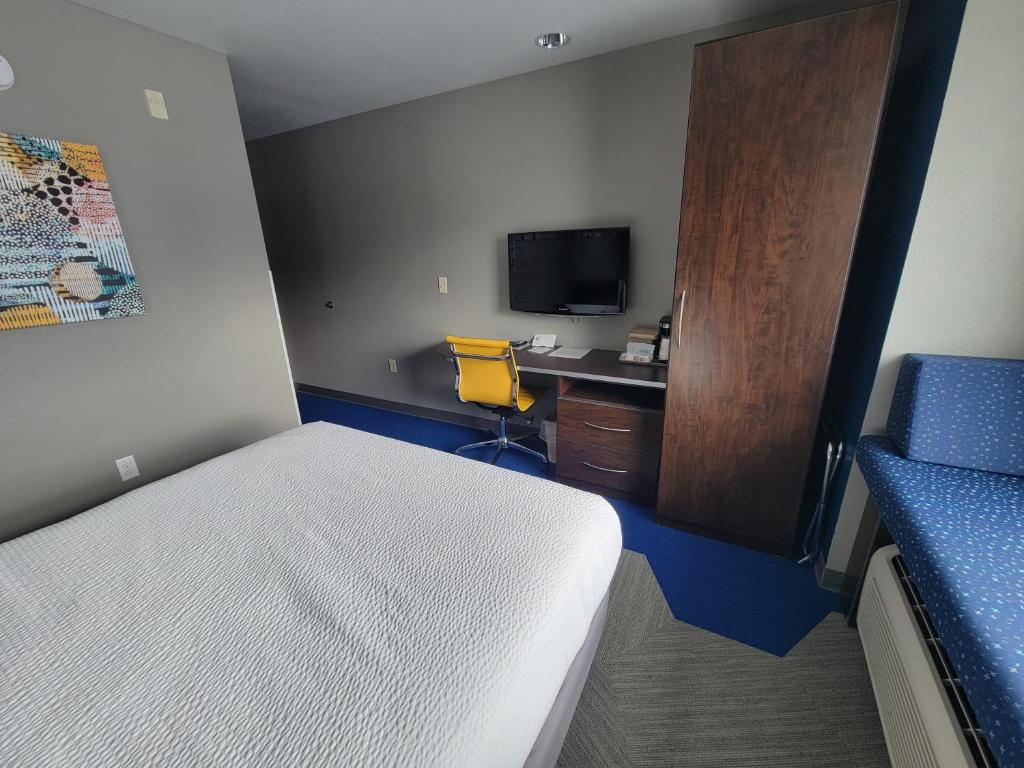 Microtel Inn & Suites by Wyndham Bluffs photo 1