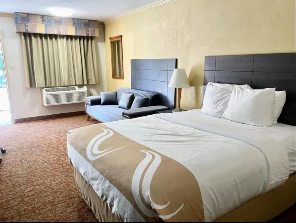 HIBISCUS Inn & Suites photo 1