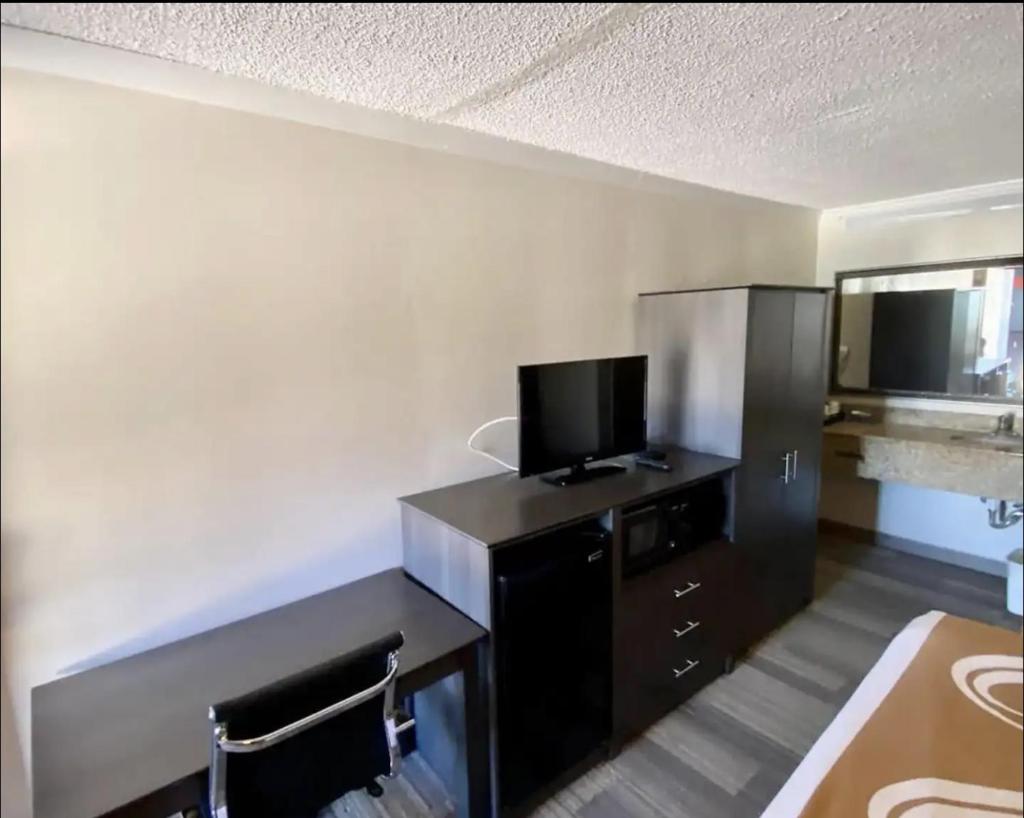 HIBISCUS Inn & Suites photo 3