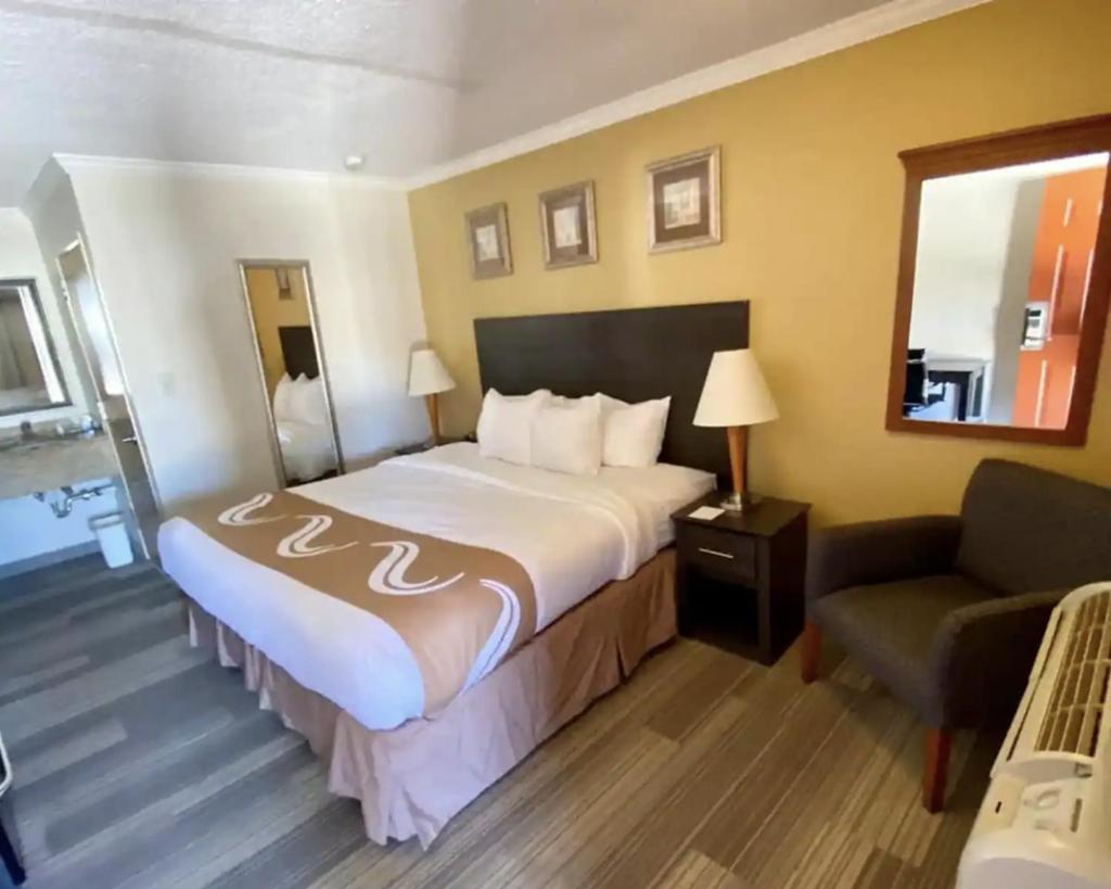 HIBISCUS Inn & Suites photo 4