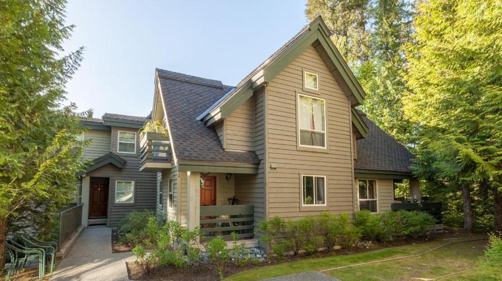 Snowgoose 11 - Family Friendly, Scenic Views, Parking x 2, Fireplace - Whistler Platinum photo 1
