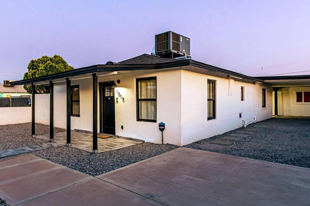 Phoenix Retreat - 2 Bedroom Home with King-Size Bed - 3 Smart TVs - 10 min from Airp - Unit A, Phoenix