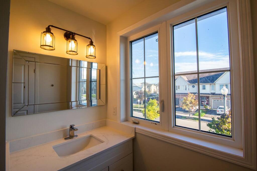 Executive 3 Bedroom townhouse close to the Lake photo 2