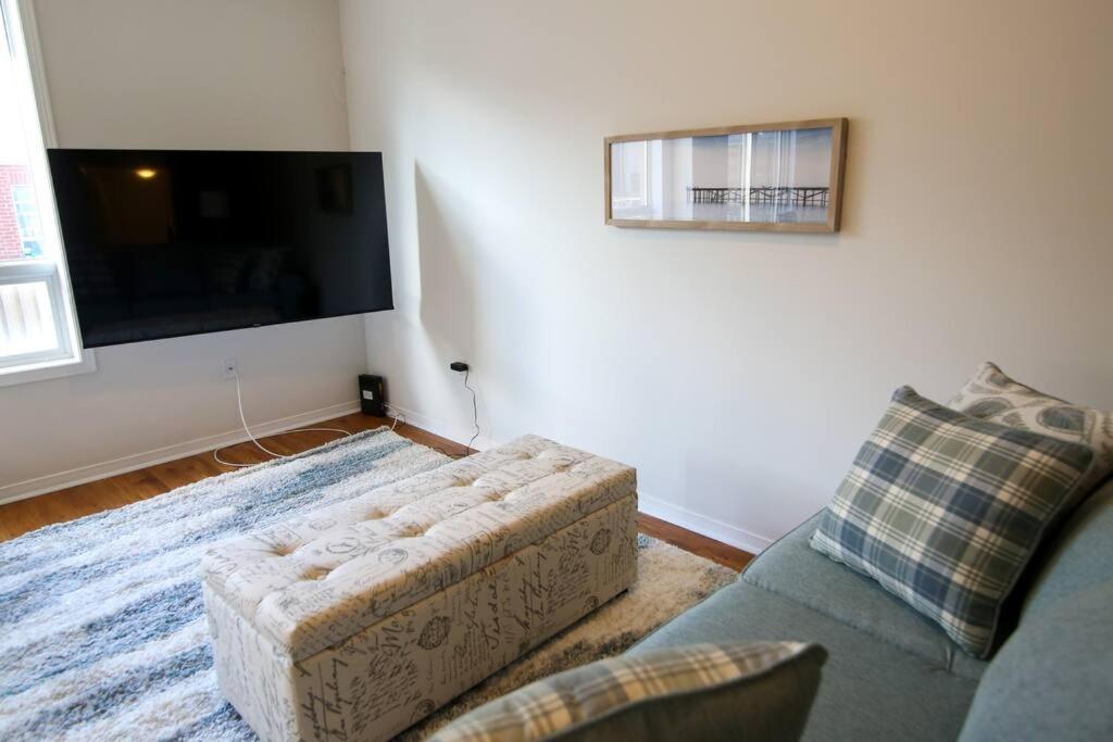 Executive 3 Bedroom townhouse close to the Lake photo 3