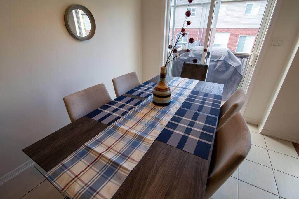 Executive 3 Bedroom townhouse close to the Lake photo 4