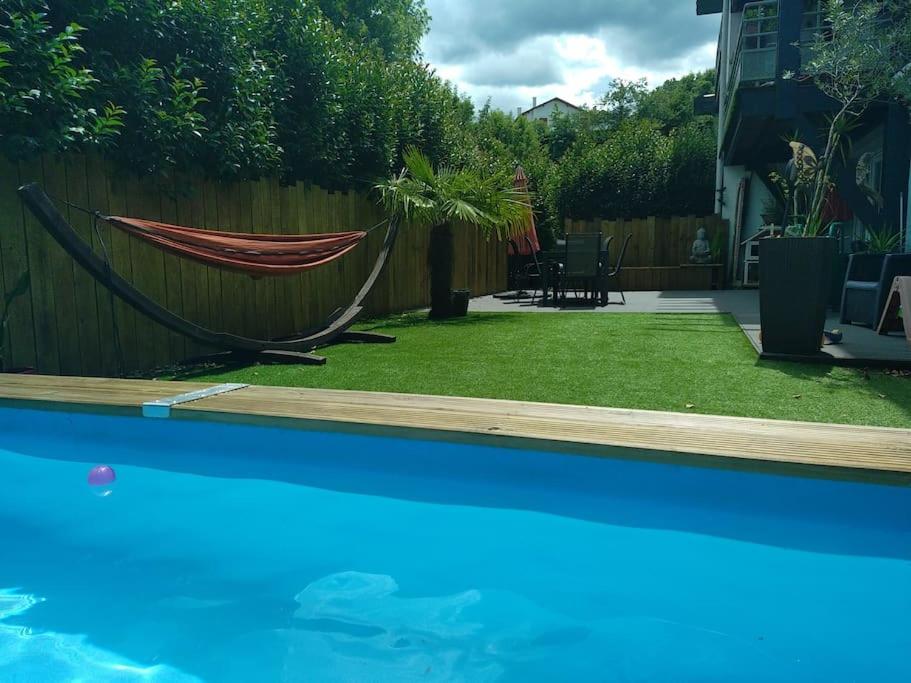 Appartement avec terrasse, petit jardin et piscine photo 1