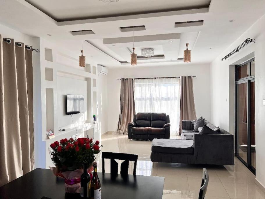 Executive 4 bedroom house with 4 beds . photo 2