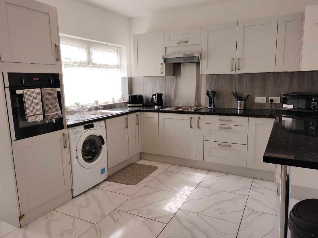 Bright Spacious Twin Room, next to Underground Station photo 3