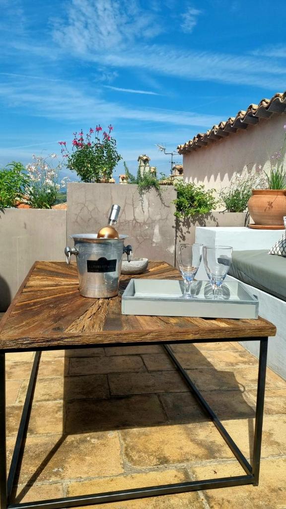 TOWNHOUSE MOUGINS in the old village, fantastic view, sea and mountains