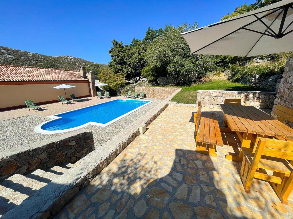 Beautiful holiday home with swimming pool photo 1