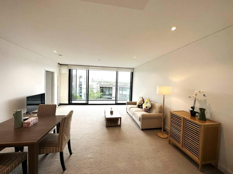 KozyGuru / Mortlake / Lovely 2 Bed APT / NMO010