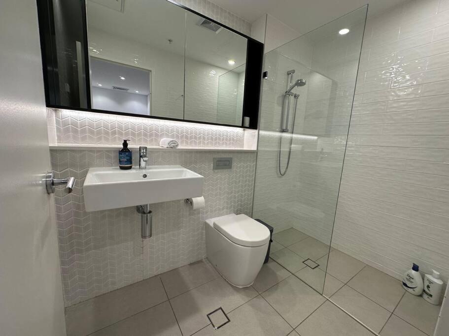 KozyGuru / Mortlake / Lovely 2 Bed APT / NMO010 photo 2