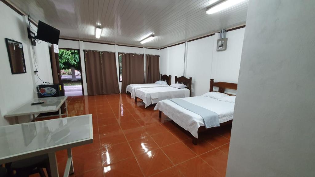 Sleep&Go! Cabina Cuadruple en Siquirres Centro -and rafting tour! photo 2