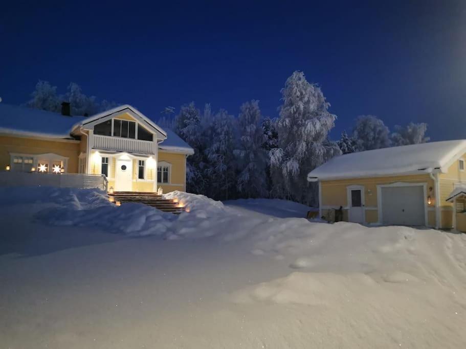 Arctic Lakeside Home photo 2